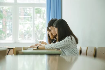 高中生被老师第一次处破女特级教师直播授课引百万学生在线学习