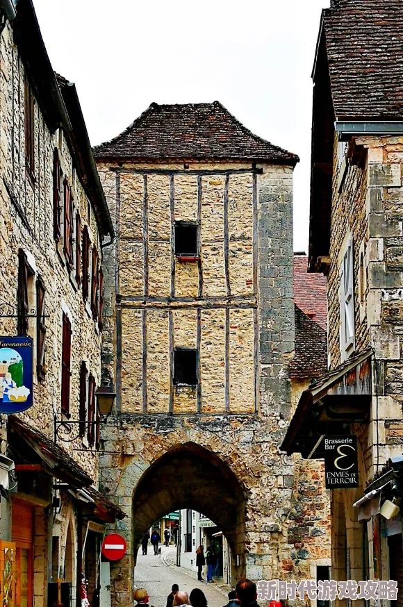 2025年荒野行动攻略:新地图悬崖镇高效打法揭秘,偏远之地蕴藏丰富资源与热门战术 2025年荒野行动攻略:新地图悬崖镇高效打法揭秘,偏远之地蕴藏丰富资源与热门战术